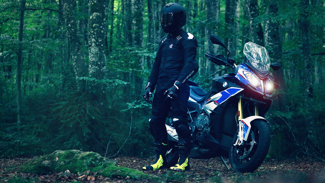 One-piece or two-piece motorcycle suit?