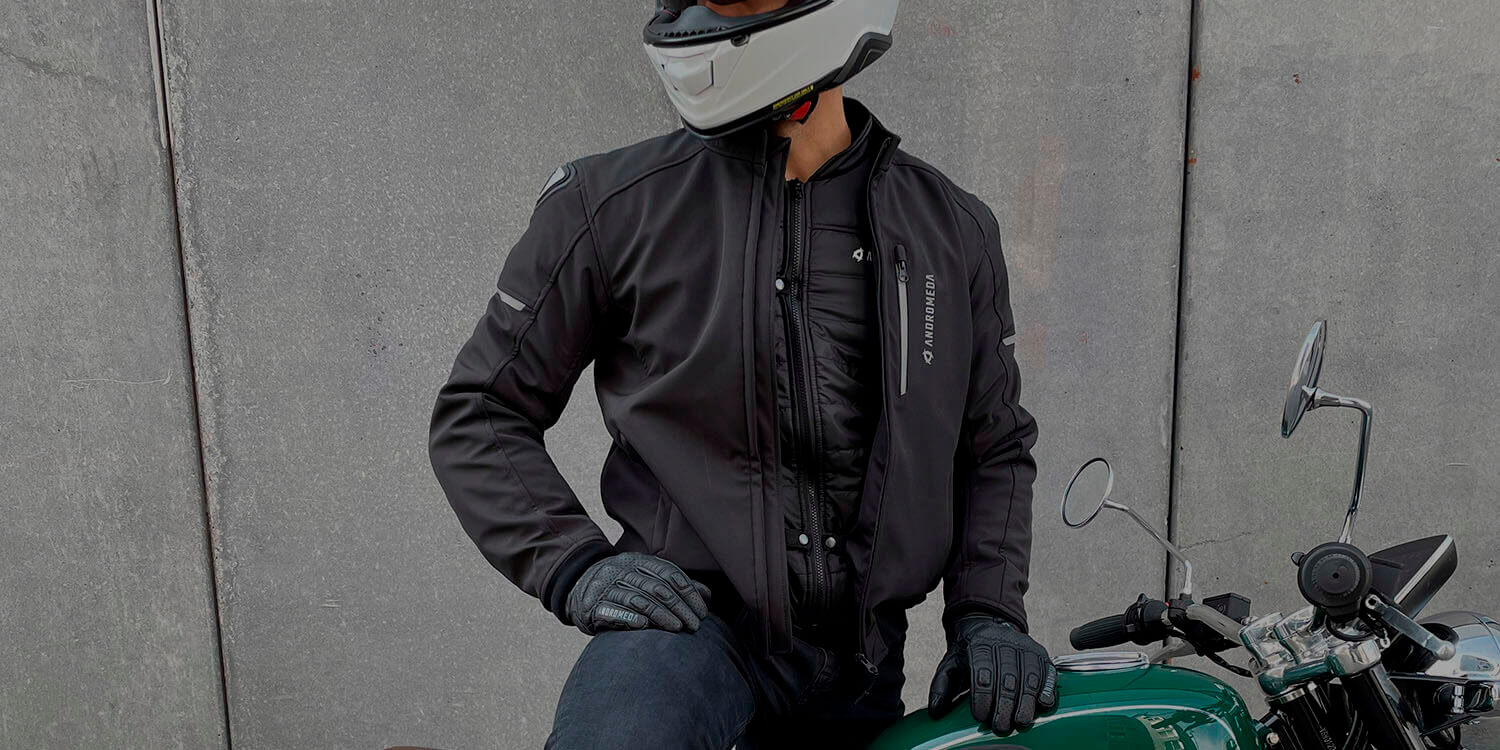 Hombre motociclista en ropa de cuero en su moto