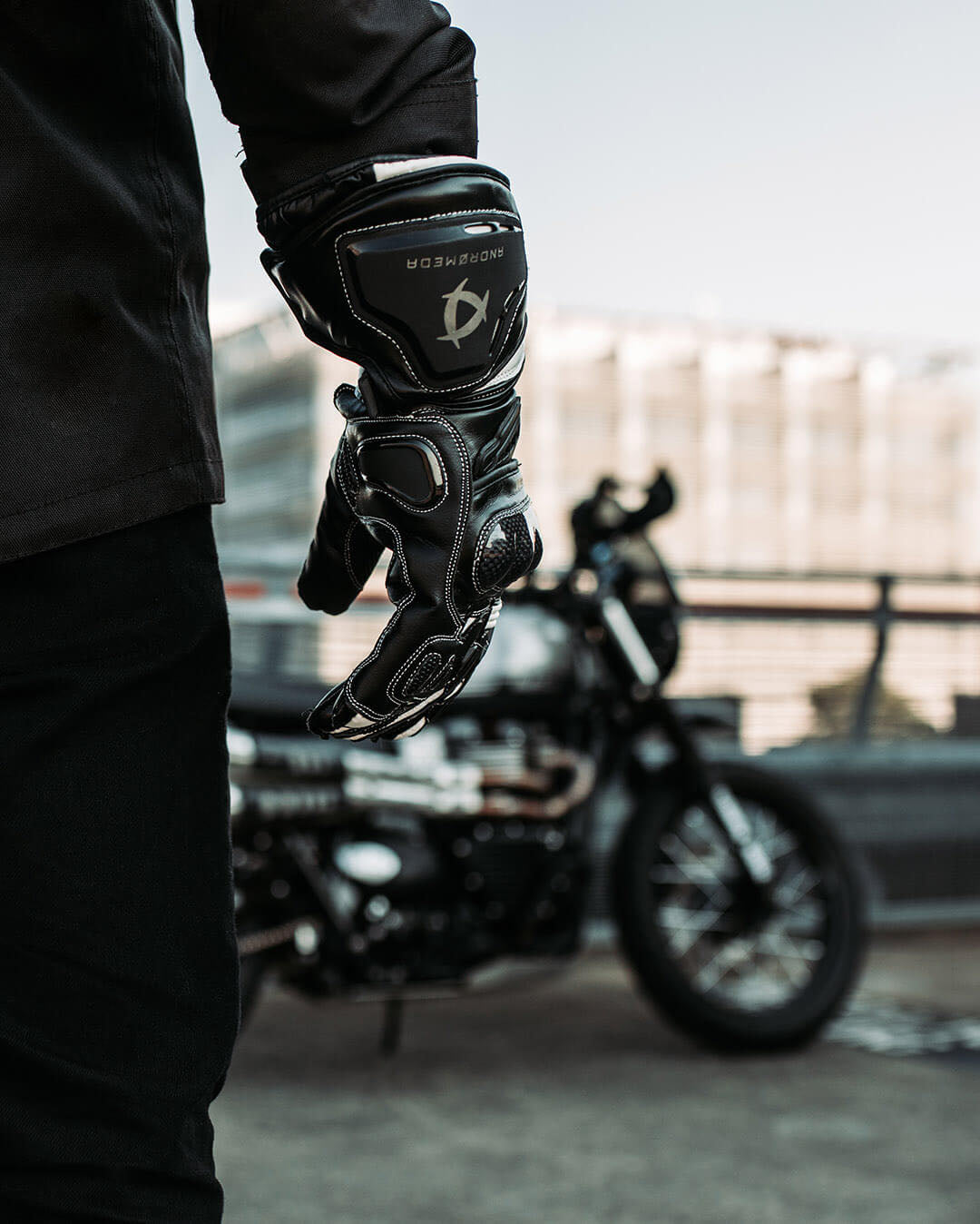 Vquattro combate el frío en moto con sus chaquetas y guantes